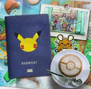 Passaporte Pokémon, uma xícara de café com decoração de pokebola e uma foto do Ash e seus amigos
